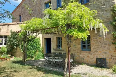 Image de Maison typique avec jardin et piscine