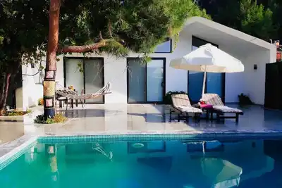 Image de Villa de lune de miel contemporaine isolée avec piscine privée