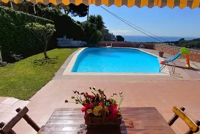 Image de Can Carrion une grande piscine avec vue sur la mer