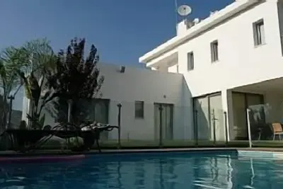 Image de Villa avec piscine privée en zone tranquille à 20 mn de l'aéroport de Larnaca