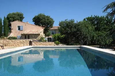 Image de Chambre d'hôtes dans une Maison de charme au cœur du Luberon - Domaine du Coffre