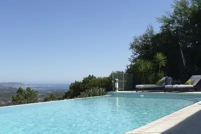 Image de Villa rénovée avec piscine à débordement chauffée et vue sur la mer à Cannes