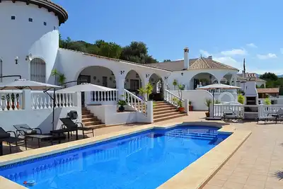 Image de villa de luxe avec piscine privée dans un cadre calme et reposant