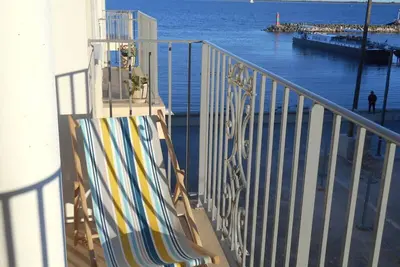 Image de Marseillan au bord de l'eau avec terrasse ensoleillée. Il reste une semaine d'août