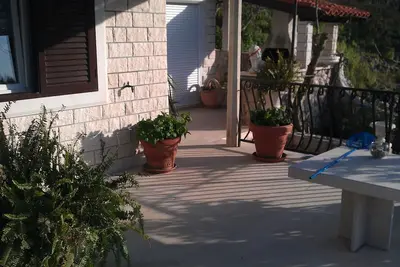 Image de Grande maison au bord de la mer avec une magnifique mer propre en face