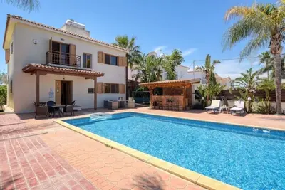 Image de Villa spacieuse et luxueuse de 3 chambres, grande piscine, grand terrain pouvant accueillir 6 personnes