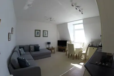 Image de Appartement 1 chambre avec vue imprenable sur la mer, jardins privés et court de tennis