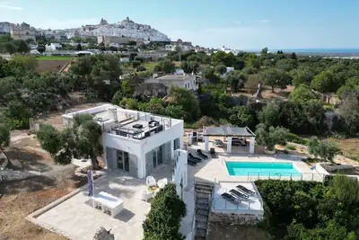 Image de Lamia Stone Stone avec piscine, vue panoramique sur la mer et à distance de marche d'Ostuni