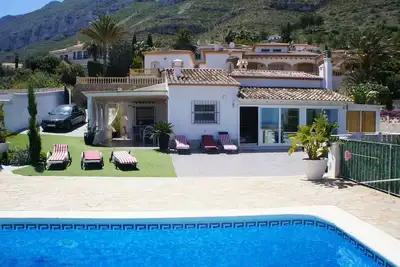 Image de Maison avec vue panoramique sur la mer et les montagnes