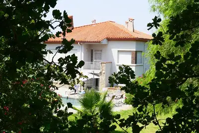 Image de Villa spacieuse, grand parc clos, piscine sécurisée et chambres climatisées.