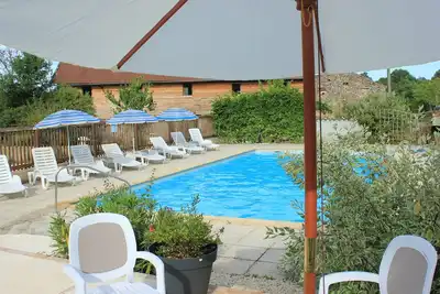 Image de Le Rosier, Gîtes de Peyrounou. Vacances à la main