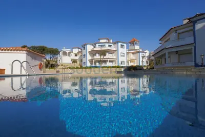 Image de Appartement de 2 chambres avec accès à la piscine partagée