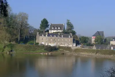 Image de Superbe 200 années vieille maison en pierre à droite sur le lac dans un village médiéval