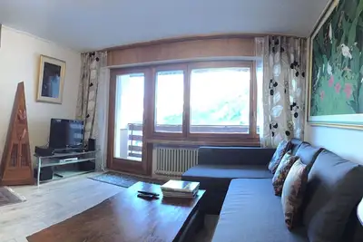 Image de Appartement récemment rénové avec vue panoramique dans la station de ski / bain thermal suisse
