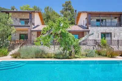 Image de Regarder Kalkan Bay depuis les montagnes du Taurus avec seulement des forêts qui vous entourent