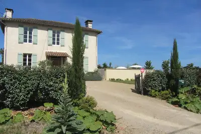 Image de maison de vacances confortable, piscine chauffée, très grands lits, 4 chambres 4 salles de bain