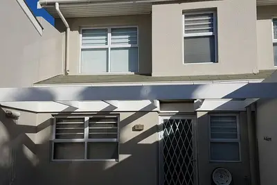 Image de Maison familiale à deux étages face à la lagune (Ik)