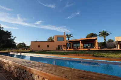Image de Maison Maison-Villa avec piscine, surplombant Ibiza, les champs marqués d'olive et la forêt privée