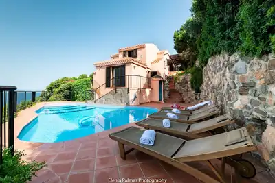 Image de Jumelée villa avec piscine privée et des vues spectaculaires
