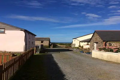 Image de Cinq granges avec de superbes vues sur la côte et la mer, à moins d'un mille de la baie de Widemouth