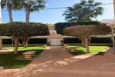 Image de Piscine, plage et jardin. Des vacances parfaites