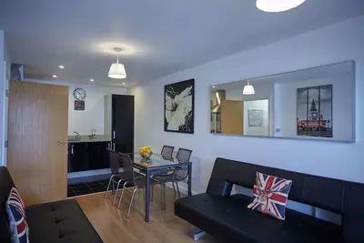 Image de Appartement moderne de deux chambres près d'O2 et d'Excel Ref: 077