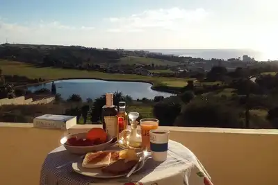 Image de VillaenCampodeGolfconvistasycercadelcentrodelpuebloylaplayaminutosdeMarbella