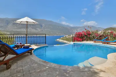 Image de Villa de quatre chambres avec piscine privée et vue imprenable sur la mer