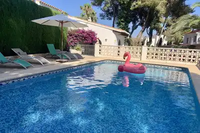 Image de Belle villa avec aire de jeux pour enfants, trampoline et piscine privée