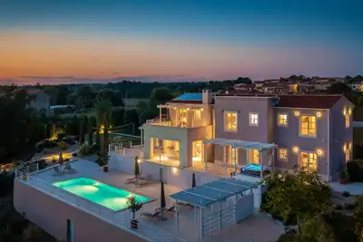 Image de Villa design Aqua ***** avec piscine de 48 m², terrain de golf, maison de remise en forme et spa
