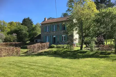 Image de Autumn Garden est une maison de campagne indépendante dans un bel environnement naturel.