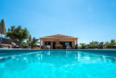 Image de Belle maison avec piscine privée et vue spectaculaire sur la Sierra Tramuntana.