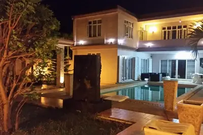 Image de Villa spacieuse avec piscine privée, jardin zen, chambres climatisées, femme de chambre.