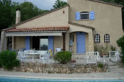 dans la pinede  vue exceptionnelle a 5 minutes a pied du village