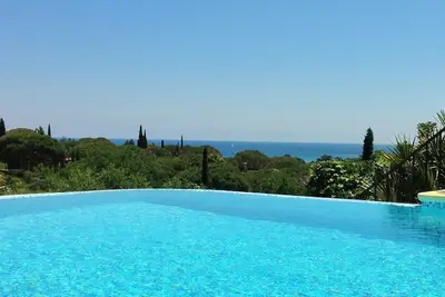 Image de Villa climatisée, piscine chauffée, magnifique vue mer, 800m de la plage.