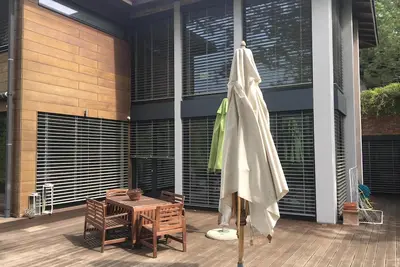 Image de Maison familiale minimaliste à l'orée des bois mais à 15 min de la ville