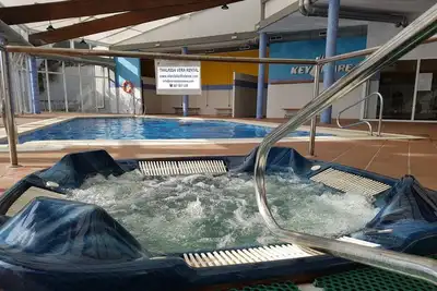 Image de Al-Andalus Thalassa Penthouse avec vue sur la mer et les montagnes. Devant la piscine