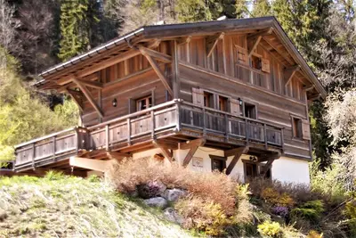Image de chalet spacieux, luxueux, avec une vue imprenable sur les montagnes.