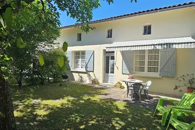 Image de La Chouette - Est un charmant chalet d'une chambre avec son propre jardin privé.