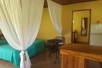 Image de Confortable, belle cabine avec piscine.