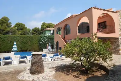 Image de Calpe: villa et avec vue sur la mer et piscine privée, à 600m de la plage.