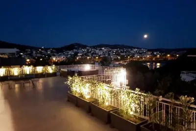 Image de Vue parfaite sur Vouliagmeni sur une terrasse Exclusive