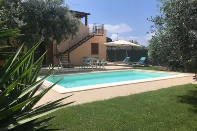Image de Villa avec piscine entourée d'oliviers. Avec vue mer. Casa à campagna.