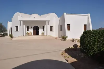 Image de Djerba Midoun: Luxueuse maison d'architecte avec piscine au coeur de Djerba.
