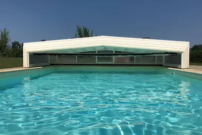 Image de Piscine chauffée et bain à remous