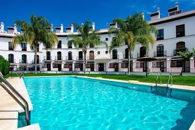Image de Appartement avec piscines hared et terrasse privée sur le toit avec plage calme à 10m en voiture
