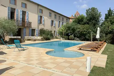 Image de Maison très spacieuse, piscine chauffée, court de tennis, salle de jeux, 2 acres de jardin