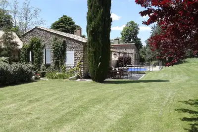 Image de Bastide au coeur du parc du luberon village de Saignon, classé 4 étoiles