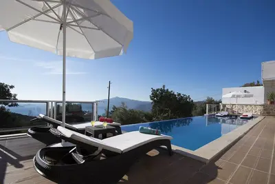 Image de Villa 2 chambres récemment achevée avec grande piscine privée isolée et vue sur la mer