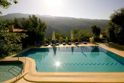 Image de Paisible chalet de campagne avec piscine privée